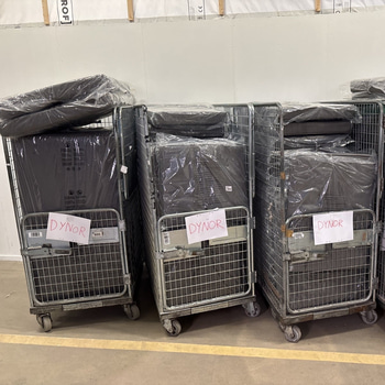 Parti med diverse dynor till utemöbler, varierande storlekar i gråa nyanser