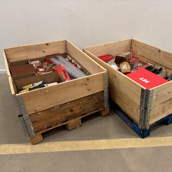 Parti med diverse byggtillbehör