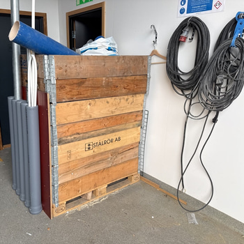 Pall med rördelar till avlopp