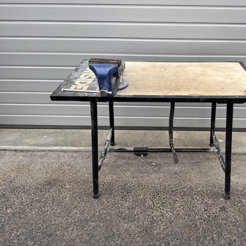 Arbetsbord med skruvstäd | 120x62x82 cm