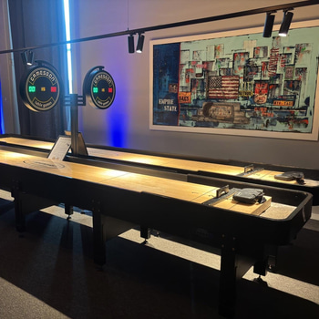 Shufflboard Gamesson Table Games, vänster