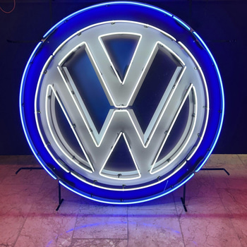 Neonskylt Volkswagen-logotyp, blått glas