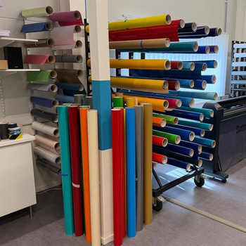 Stort sortiment material/vinyl, ca 250 rullar