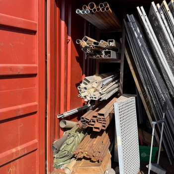20 fots container med diversematerial (Spillmaterial samt temporära kyldörrar)