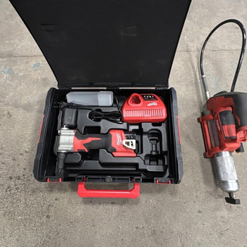 Fettspruta Milwaukee M12 GG och Nitpistol Milwaukee M12 BPRT