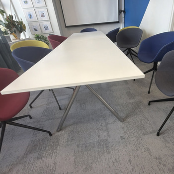 2 st. Konferensbord  EFG