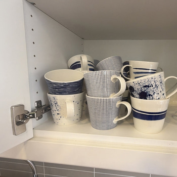 Parti med Muggar Royal Doulton Pacific, ca 25 st.