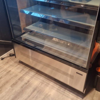 Konditorkyl / Kyldisplayskåp med glasfront