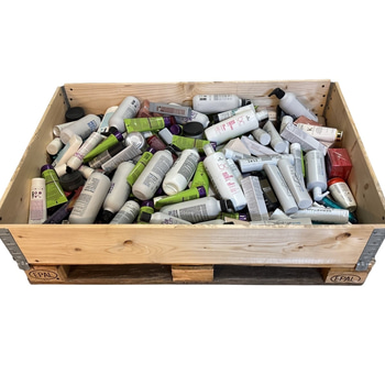 Parti med hårvårdsprodukter blandat