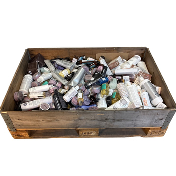 Parti med hårvårdsprodukter blandat