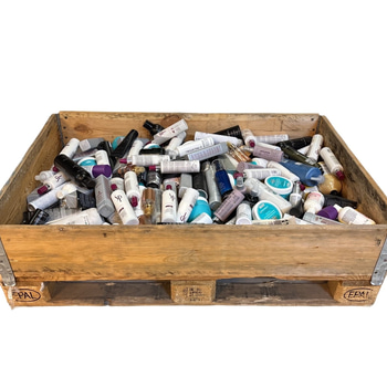 Parti med hårvårdsprodukter blandat