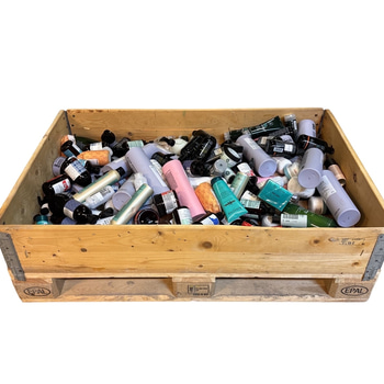 Parti med hårvårdsprodukter blandat