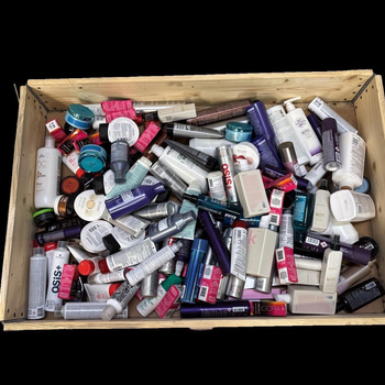 Parti med diverse hårvårdsprodukter