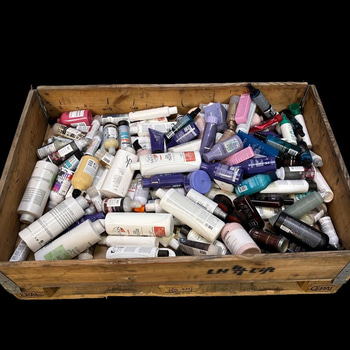 Parti med diverse hårvårdsprodukter