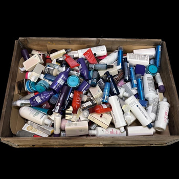 Parti med diverse hårvårdsprodukter