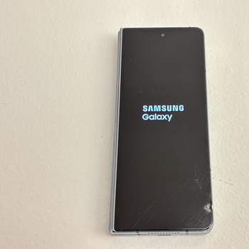 Mobil Samsung Galaxy Z Fold 4. OBS! Defekt skärm