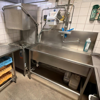 Huvdiskmaskin, Wexiödisk WD-6C, med in- och utmatningsbänk