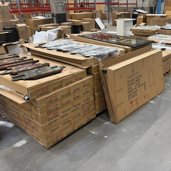 Stort parti diverse möbler och speglar - bl.a. ca 60 st TV-bänk, 60 st speglar m.m.