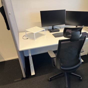 Komplett arbetsplats – skrivbord, stol, skärmar m.m.