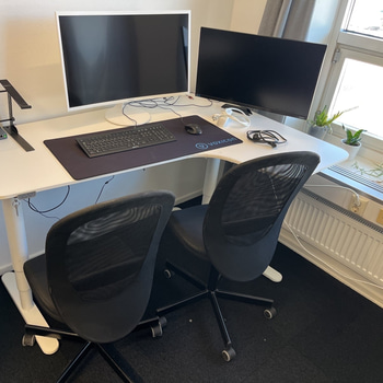 Komplett arbetsplats – höj- och sänkbart hörnskrivbord med skärmar