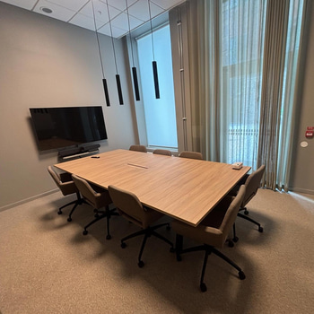 Konferensgrupp inklusive skärm