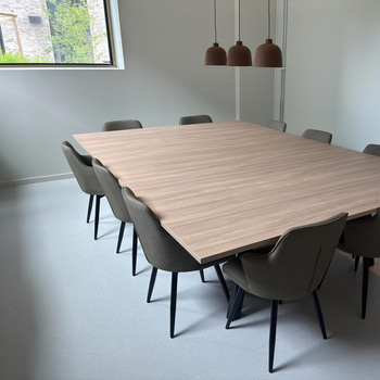 Köksbord med 8 stolar