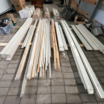 Parti med virke, lister & salningar, mm.