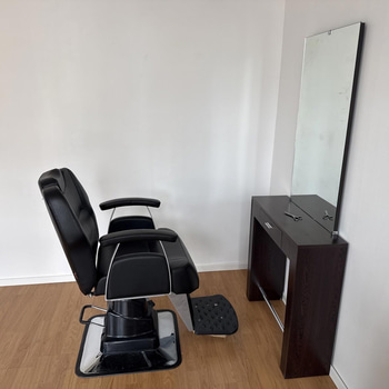 Frisörstol med bord & spegel