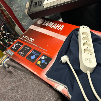 Keyboard Yamaha YPT-220