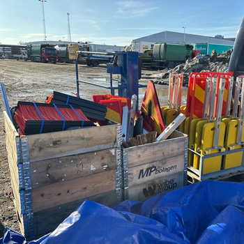 4st pallar med skyltar och redskap för vägarbete