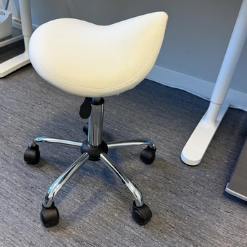 Sadelstol, vit, hydraulisk