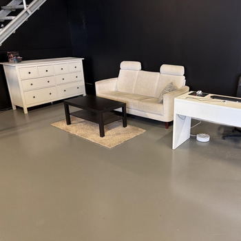 Skrivbord, soffa m.m.