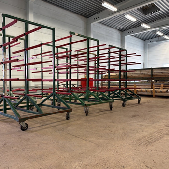 6 st grenställsvagnar – dubbelsidiga – på hjul