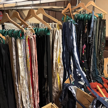 Pall med kläder och accessoarer