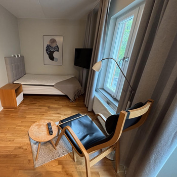 Inventarier till fullt möblerad enrummare - se alla bilder för komplett innehåll