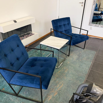 2 st fåtöljer med litet bord