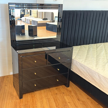 Spegelbyrå, blanksvart