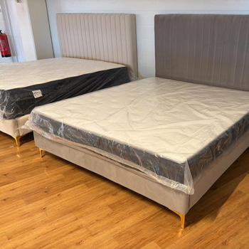 Säng med sänggavel i grå sammet, 180x200 cm