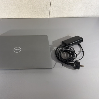Bärbar dator Dell Modell: Latitude 5550 RAM: 16GB = 2x8 GB DDR5  Operativsystem: Windows Laddare medföljer: Ja Lagring: 512GB SSD