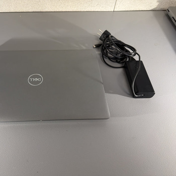 Bärbar dator Dell Modell: Latitude 5550 RAM: 16GB = 2x8 GB DDR5  Operativsystem: Windows Laddare medföljer: Ja Lagring: 512GB SSD