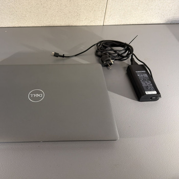 Bärbar dator Dell Modell: Latitude 5550 RAM: 16GB = 2x8 GB DDR5  Operativsystem: Windows Laddare medföljer: Ja Lagring: 512GB SSD