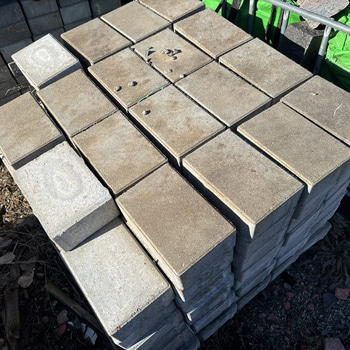 Parti med Marksten, Betongsten