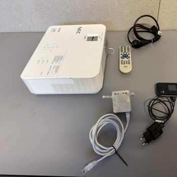 Projektor + nätverksutrustning – komplett paket