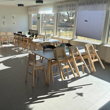 Matsalsmöbler, bord och stolar - 7 bord samt 36 stol, Lekolar