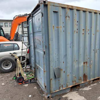 Container 10 fot ed innehåll från åkeri
