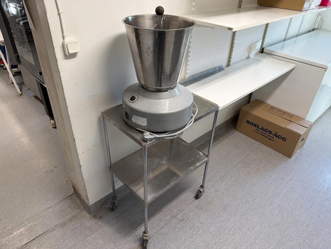 Blandare och rostfri vagn