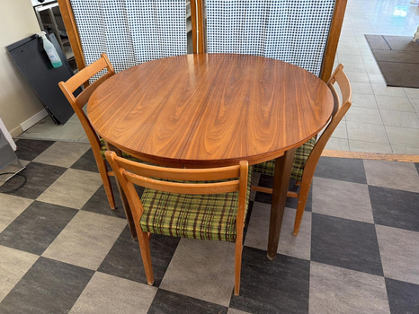 Runt bord med stolar