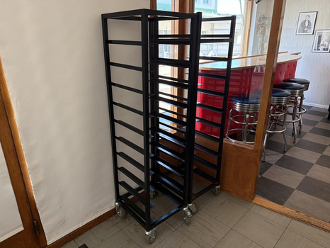 Brickställ och brickor