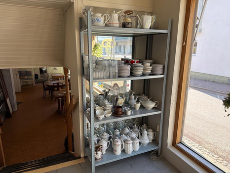 Parti med gamla kaffekannor och porslin.