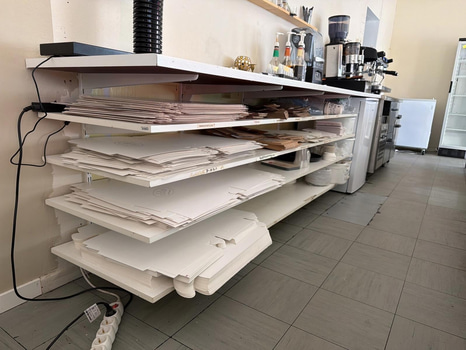 Bänkskiva, hyllor och engångsmaterial.